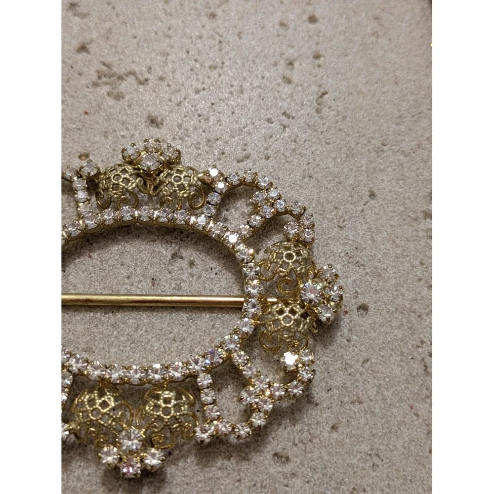 Vintage Ornate Rhinestone Scarf Clip In Gold Tone Queens Crown Shape Romantic